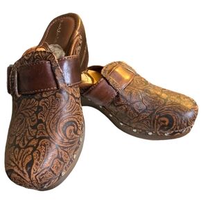 Nurture Libby Mule Clogs Size 6